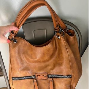Large shoulder bag. Super cute!